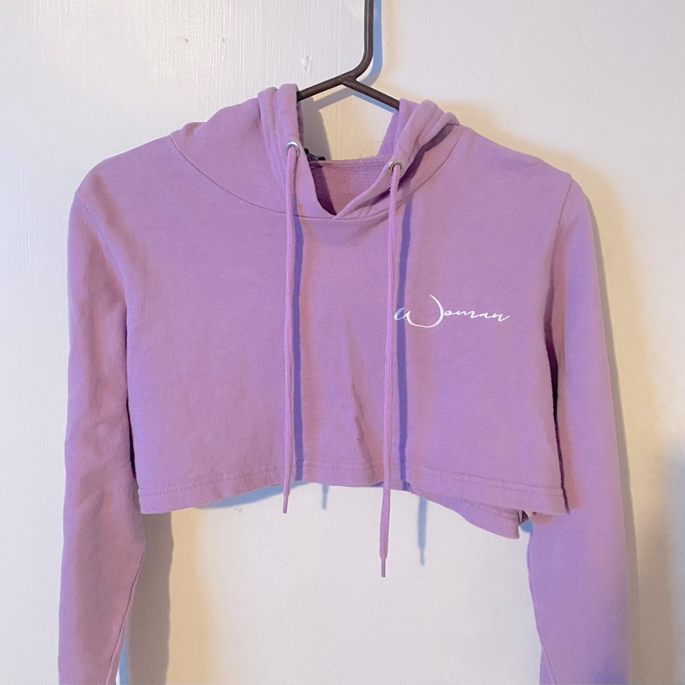 Boohoo Purple Super Cropped Hoodie W/ Words “woman” size small W/ Drawstrings